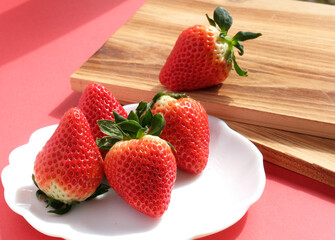 採れたての赤いイチゴ