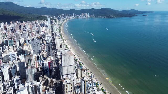 Ciadade de Itapema com praias e edificios beira mar