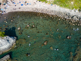 伊豆半島の先端のヒリゾ浜のドローン撮影。
沖には大根島や数々の地磯、陸側には中木港、あいあい岬、ユウスゲ公園が見える。
水面やビーチには遊泳する観光客やライフセーバー。
港と往復する渡船なども見える。
ヒリゾ浜南伊豆町中木
静岡県伊豆半島-2025
日本有数のシュノーケリングスポット。
夏の数カ月間だけ渡し船で行ける。
水質透明度魚影が素晴らしい。
