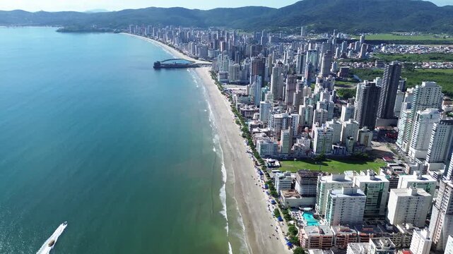 Ciadade de Itapema com praias e edificios beira mar