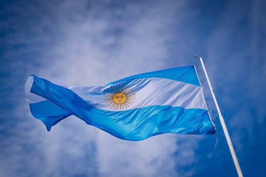 Bandera argentina flameando