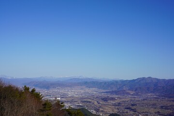 信州　霧訪山から望む塩尻・松本市街　遠く北信五岳