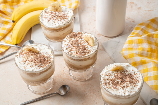 Baoffee cup desserts. Desserts made with pudding and banana