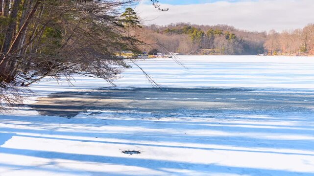 Timelapse shows a frozen lake in Tennessee begins to crack and melt as temperatures rise above freezing.