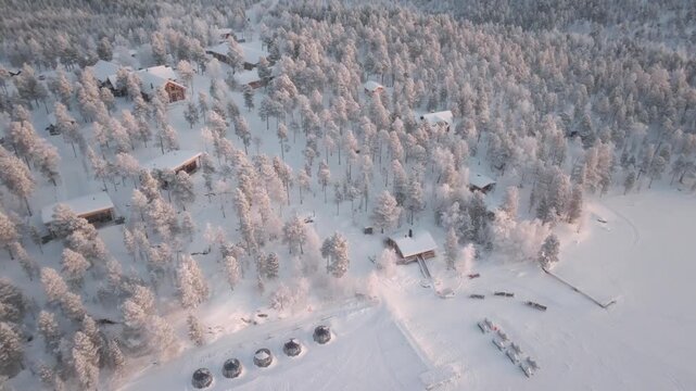 4Kドローン映像　真冬のフィンランドの朝日とコテージ