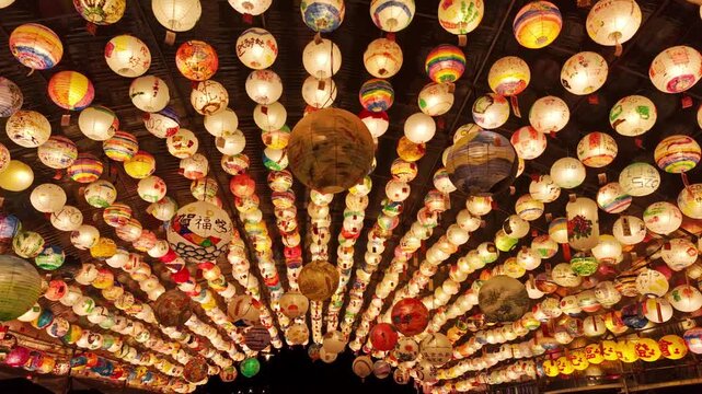 Tens of thousands of paper lanterns hand-painted by the public were displayed, symbolizing the traditional culture of the Lantern Festival and the shared wishes of t