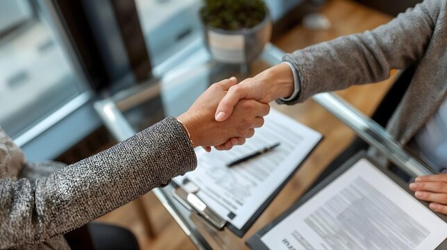 Poign&eacute;e de main professionnelle scellant un accord commercial