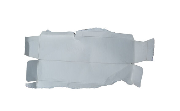 Cart&oacute;n blanco desplegado y rasgado tipo empaque con pliegues, aislado en fondo transparente