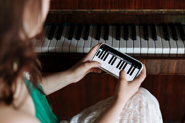 Close-up of a smartphone screen displaying piano keys, perfect for music apps. © sav_an_dreas
