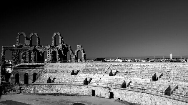 Archeologia in bianco e nero.  Anfiteatro romano di El Jem, Tunisia. Africa del Nord