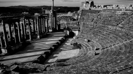 Naklejka premium Archeologia in bianco e nero.L'area archeologica di Dougga,Thugga,con gli spettacolari resti dell'antica città Romana patrimonio mondiali dell'umanità dell'UNESCO ,Tunisia.Africa del Nord