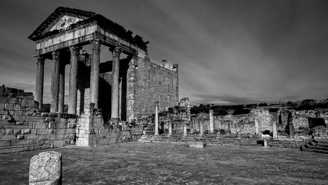 Archeologia in bianco e nero.L'area archeologica di Dougga,Thugga,con gli spettacolari resti dell'antica citt&agrave; Romana patrimonio mondiali dell'umanit&agrave; dell'UNESCO ,Tunisia.Africa del Nord