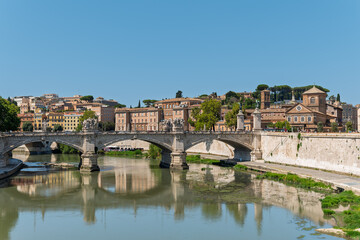 Obraz premium Italy - Rome - Tiber River - Serene bridge crossing reflects Rome's architectural splendor in shimmering waters