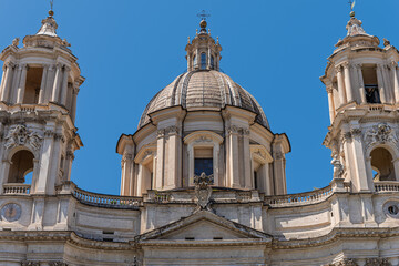 Obraz premium Italy - Rome - Sant'Agnese in Agone - Imposing central dome rises majestically between symmetrical twin bell towers on the piazza