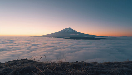 夜明けの雲海に浮かぶ富士山を俯瞰構図で静かに切り取る