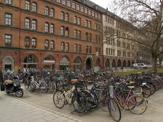 Neogothic facade of Munich&rsquo;s New Town Hall on Dienerstra&szlig;e in the historic Altstadt, with arched arcades and numerous parked bicycles reflecting the city&rsquo;s bike culture, DE, 17 Feb. 2011