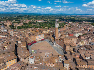 Naklejka premium Aerial Panorama of Siena, Italy: Showcasing Piazza del Campo, Palazzo Pubblico, and the Iconic Torre del Mangia