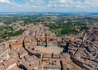 Obraz premium Aerial Panorama of Siena, Italy: Showcasing Piazza del Campo, Palazzo Pubblico, and the Iconic Torre del Mangia
