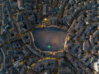 Obraz premium Vertical top down aerial view of Piazza del Campo, the famous shell-shaped medieval square in Siena, Tuscany. Unique urban design and historic architecture seen from above