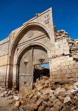 Sudan, Port sudan, Suakin, Wodden door in the middle of a ruined ottoman coral buildings