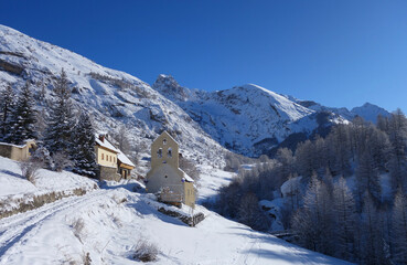 L'église du hameau de Fouillouse enneigé et le Brec de Chambeyron. Saint-Paul-sur-Ubaye. Haute Ubaye - Alpes-de-Haute-Provence - Alpes  © jeanmi