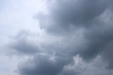 Obraz premium Dark Storm Clouds Gathering in a Turbulent Sky Overhead