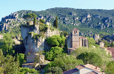 Site pittoresque du rocher et de l'&eacute;glise de Mour&egrave;ze dans l'H&eacute;rault.