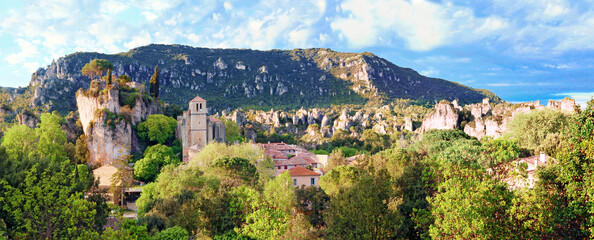 Vue panoramique du village de Mour&egrave;ze et de son cirque de dolomies.