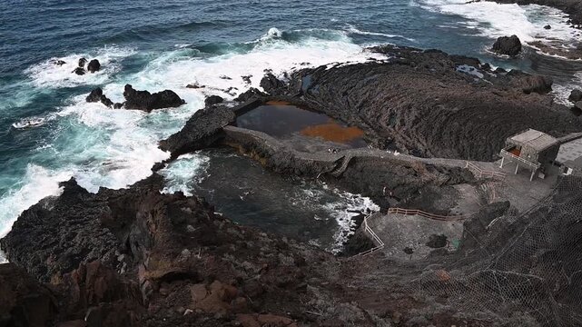 Pozo de las Calcosas sobre colada volc&aacute;nica en El Hierro