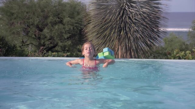 petite fille se baignant dans piscine