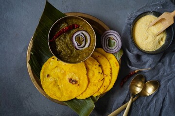 Sarson ka saag with makki ki roti | Mustard leaves curry with cornmeal roti