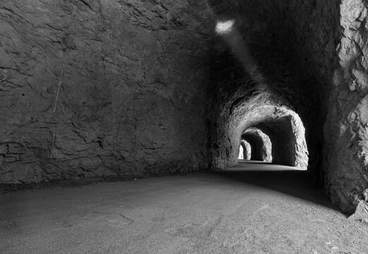 iluminando con potente linterna el techo de los tuneles de la antigua carretera de Terradets
