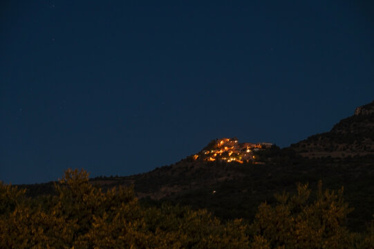 Pueblo de Moror al anochecer desde lago de terradets, Pallars lluss&agrave;