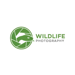 Obraz premium Observing Wildlife through a Lens: Nature Photography Logo with Reptile Symbol