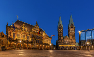 Historisches Rathaus und Dom auf dem Marktplatz in Bremen zur Blauen Stunde am Abend
