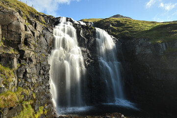 Obraz premium Mountain river. A huge waterfall.