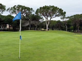 Obraz premium Golf hole with its flag.
