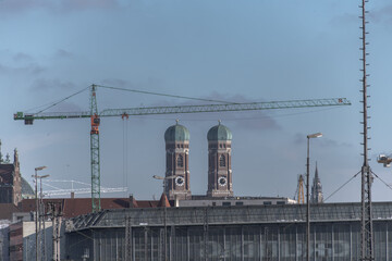 Kr&auml;ne und T&uuml;rme der Marienkirche in M&uuml;nchen