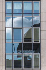 Wolken Spiegelung an einer Fensterfront