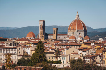 Obraz premium A breathtaking perspective of Florence captures the grandeur of the Duomo and the surrounding ancient buildings. The warm sunlight highlights the vibrant rooftops. Italy, Florence, 2025
