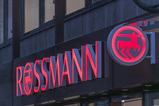 Neon-Schriftzug eines Handelsunternehmens