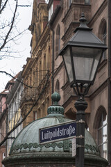 Stra&szlig;enlaterne und Stra&szlig;enschild in N&uuml;rnberg, Deutschland