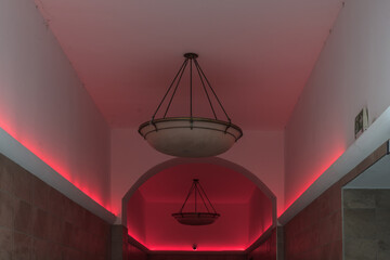 Hausgang mit Lampe und Rotlicht