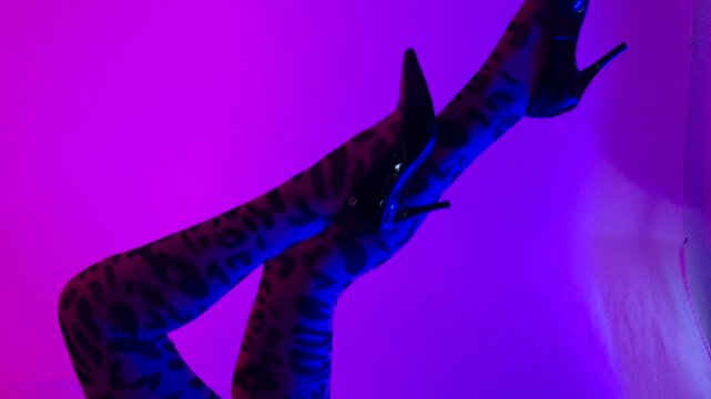 mulher beldade em dan&ccedil;a sensual 