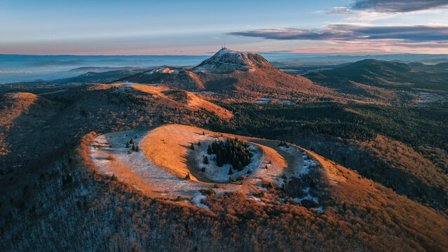Le Puy de C&ocirc;me  vu d'en haut et le Puy de D&ocirc;me en arri&egrave;re-plan