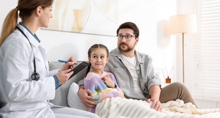 Obraz premium Doctor visiting little girl and her father at home