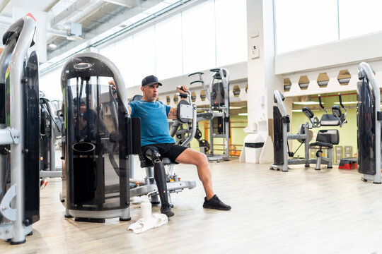 Man with prosthetic leg training in gym for fitness