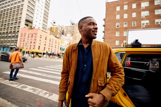 Passenger leaves taxicab