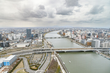 新潟朱鷺メッセから見た信濃川、弥彦山方面の風景
