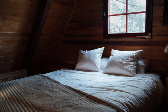 Cozy Little Bedroom in Mountain Cabin
